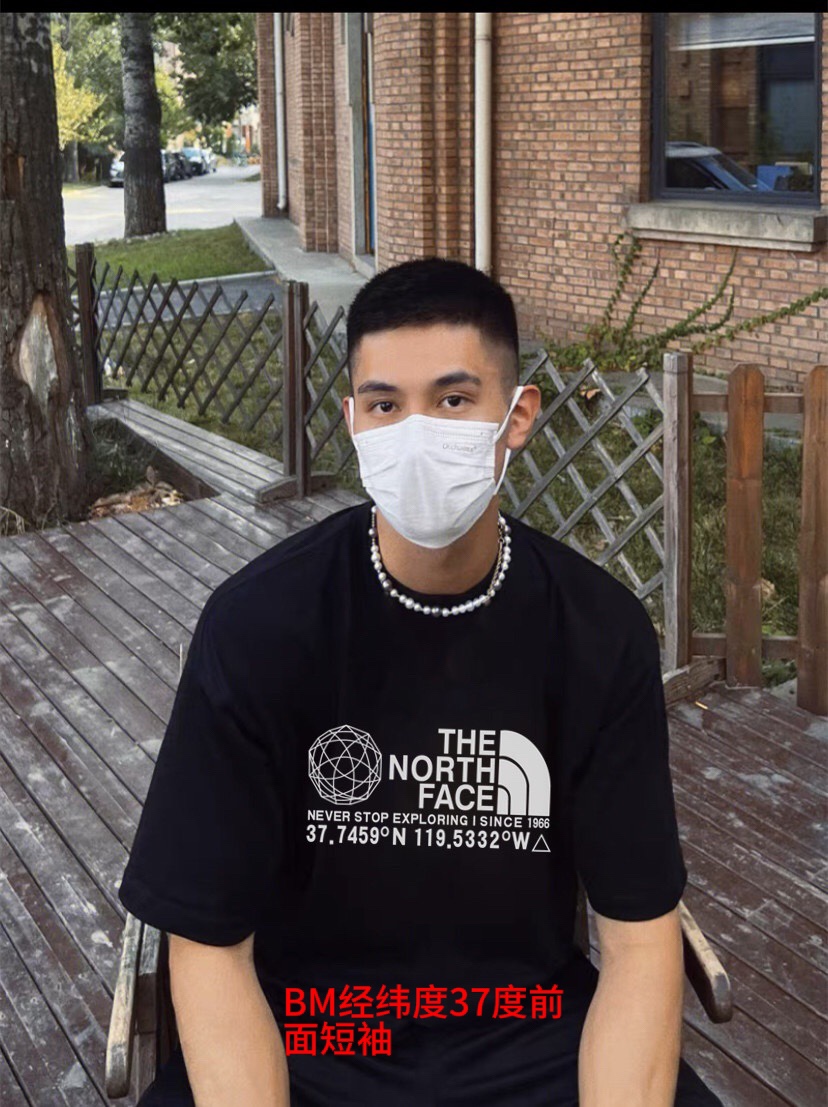 BM经纬度37度前面短袖2023短袖tnf北面潮牌经纬度印花纯棉短袖t恤颜色:黑 白 码数:M-4xl重磅厚实面料 200克重 舒适透气柔软 不起球不掉色 随意机洗 领口随意拉扯 质量保证