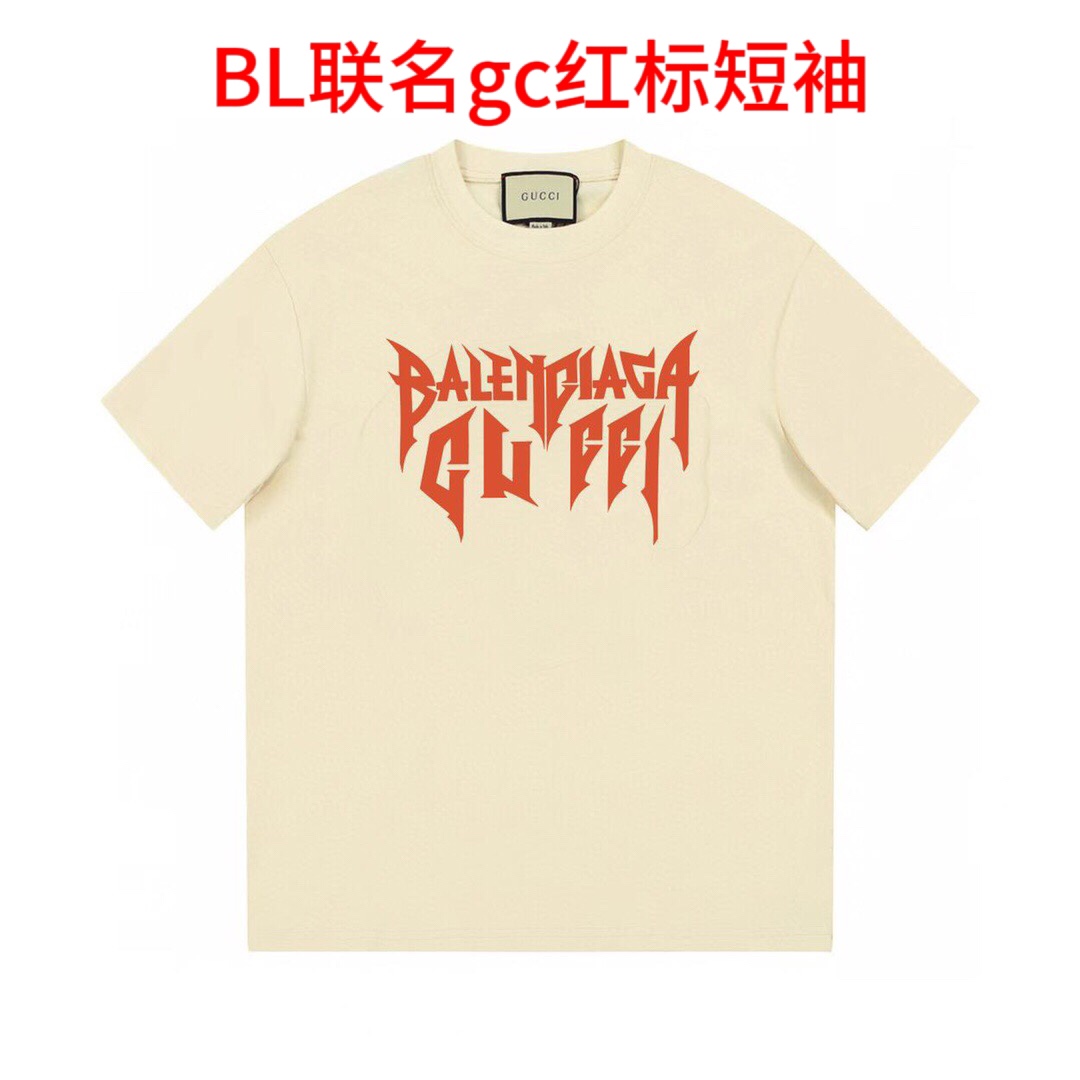 BL联名gc红标短袖【兔年限定】Gucci/古驰 23Fw 春夏最新 重磅联名绅士字母腰带印花logo。胸前印花 高端精梳棉洗水处理 1:1高品质 是一款高工艺T恤单品，男女同款。颜色：杏色尺寸：m-