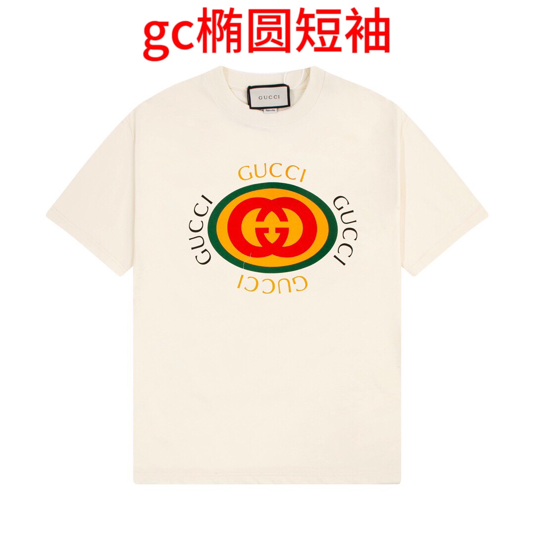 gc椭圆短袖Gucci 古驰 植根于Gucci的悠久传承，对过往年代的热爱之情不断赋予品牌系列丰富的设计灵感。这款短袖选用针织棉匠心打造，饰有Gucci复古标识标签。条
