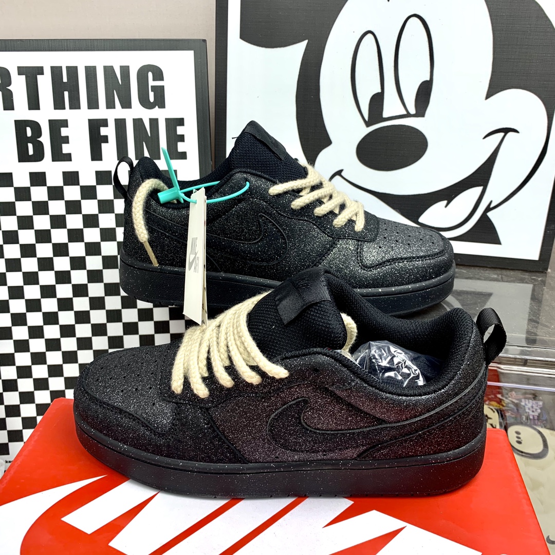 Nike GS 小空军全黑 满天星 高版本 厚鞋舌 填充橡胶底摩擦声吱吱响 ，尺码36-44.男女现货