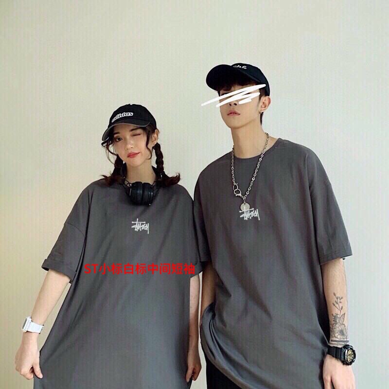 ST中间白标小标短袖—— Stussy ——斯图西log美潮嘻哈此款短袖上身版型BF风 胸口stussy印花 上身冲击感强美潮嘻哈感觉十足 面料采用纯棉面料 舒适透气颜色: 炭灰色