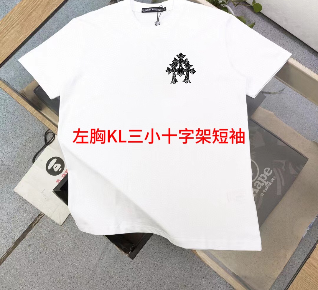 左胸KL三小十字架短袖Chrome Hearts克罗心印花短袖T恤面料采用纯棉面料 具有良好的吸汗性.可以保持干爽舒适的穿着感整体短袖设计非常街头.视觉效果一流印花工艺.高街背影杀手尺码：M～4XL（