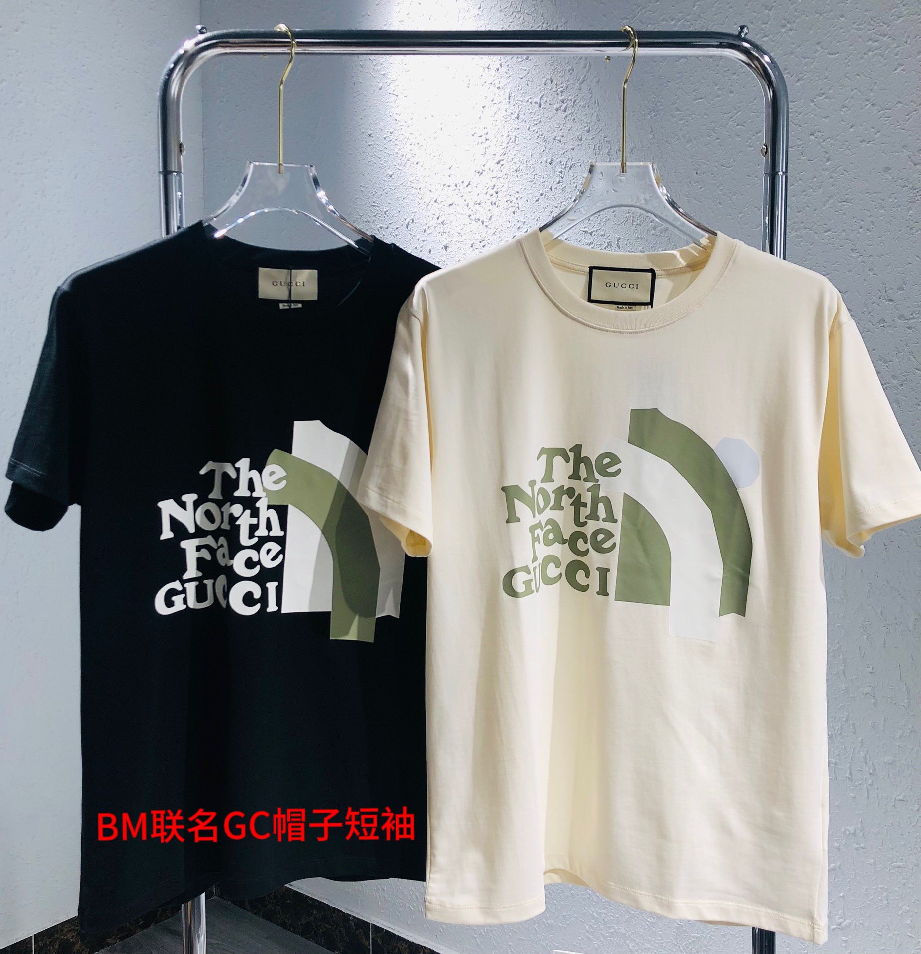 BM联名GC帽子短袖GUCCI/古驰 2023春夏季新款短袖T恤 工艺：数码印花颜色：黑色 米色 码数：M-4xl面料：200g纯棉面料           柔顺手感 宽松版型设计 男女同款