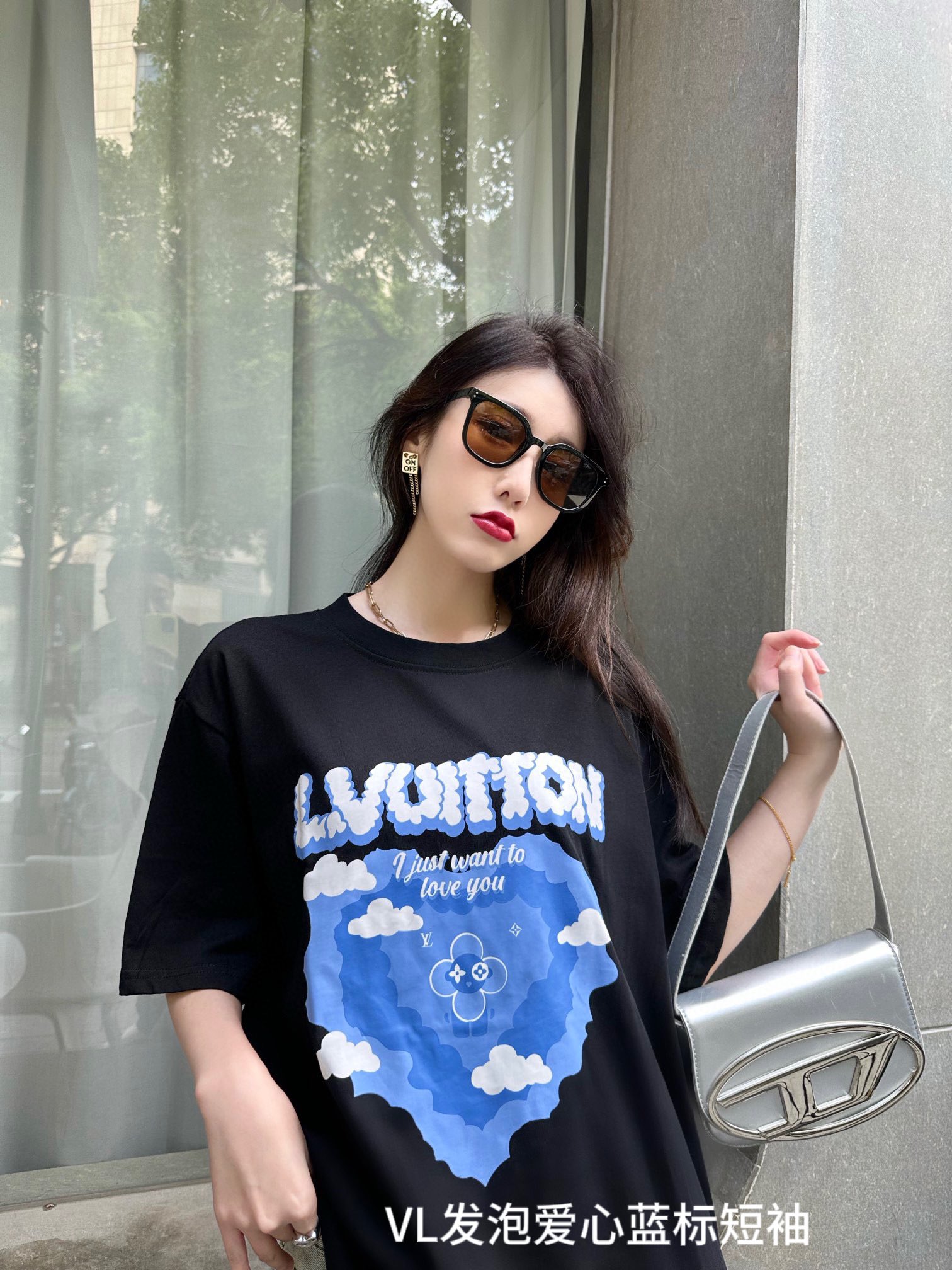 VL发泡爱心蓝标短袖Louis Vuitton/路易威登 23年新款Logo短袖T恤。色彩鲜明的趣致印花采用绒面发泡工艺，更加体现图案逼真立体感。这款单品采用200G纯棉面料，舒适度和透气性都非常好，