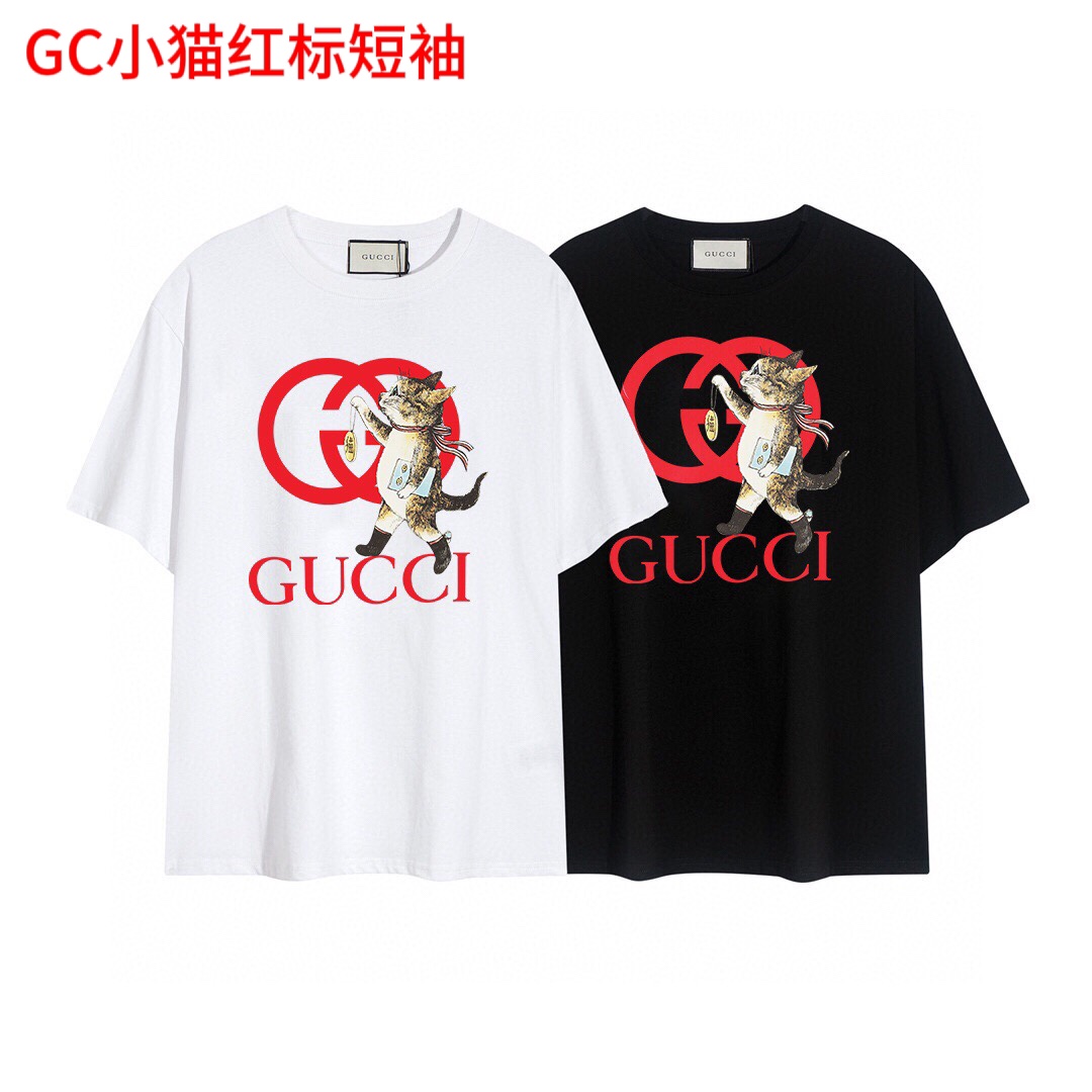 GC小猫红标短袖Gucci 猫系列短袖T恤,简单的设计看起来特别大方！版型剪裁特别有讲究！上身很洋气显瘦!这种好看的ㄒ一定要提前备起来!内搭外穿都看!高密针织圆领设计，平整简约！亲肤透爽！T恤面料的柔