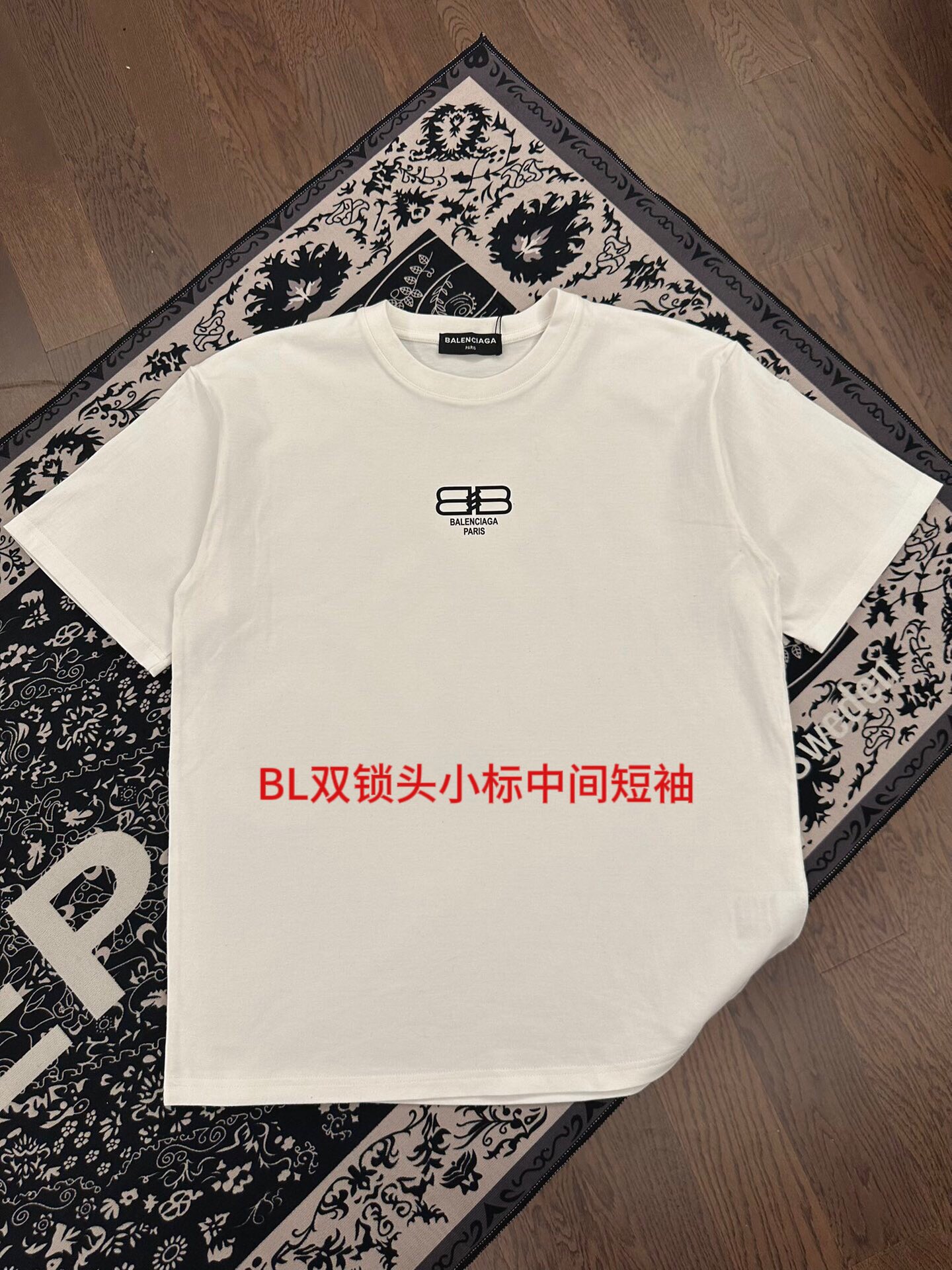 BL双锁头小标中间短袖沙中尺码：M-4xl颜色：黑色 白色    近两年oversize版型成了潮流的专注，也一直是近两年火爆主打，设计师的变更让此品牌一炮而红，时代的进步时装也需要新鲜的元素和新潮设