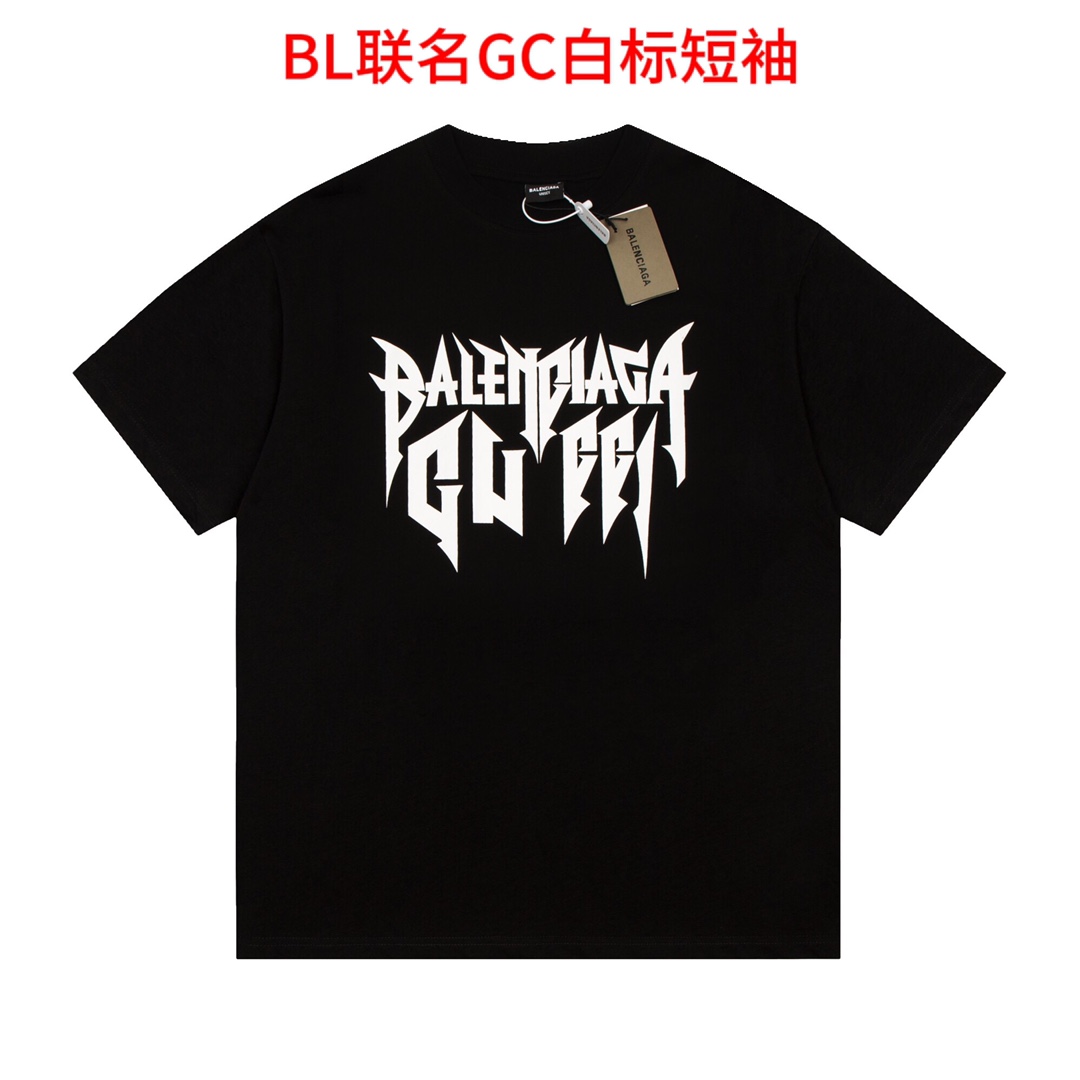 BL联名GC白标短袖BAL 巴黎世家×古驰 联名系列 巴黎联名艺术字体短袖，胸前巴黎联名古驰 logo字母点缀，纯棉,细节无法挑剔，极具档次感与奢华辨识度！版型属于休闲宽松小落肩的版型裁剪。男女同款。