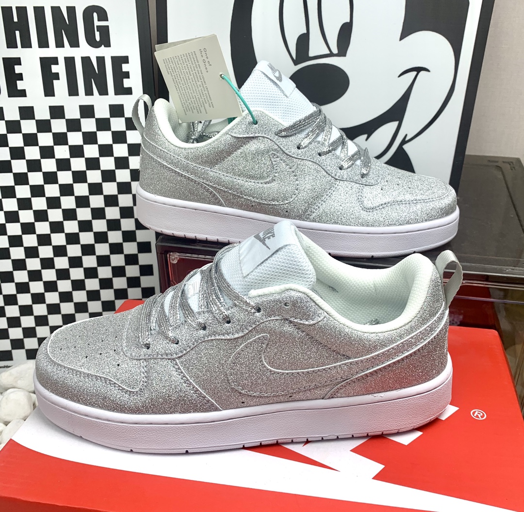 Nike GS 小空军白色满天星 高版本 厚鞋舌 填充橡胶底摩擦声吱吱响 ，尺码36-44.男女现货