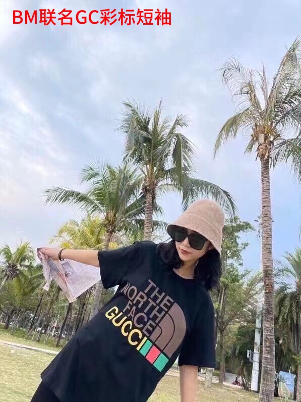 BM联名GC彩标短袖UCCI X 北面联名古驰系列爆款情侣短袖T恤 今年小红书超爆款 细节版本一比一复刻，面料的最高标准品质，版型超正 上身效果非常nice，男女同款 颜色 ：黑色 白色尺码  ：M-