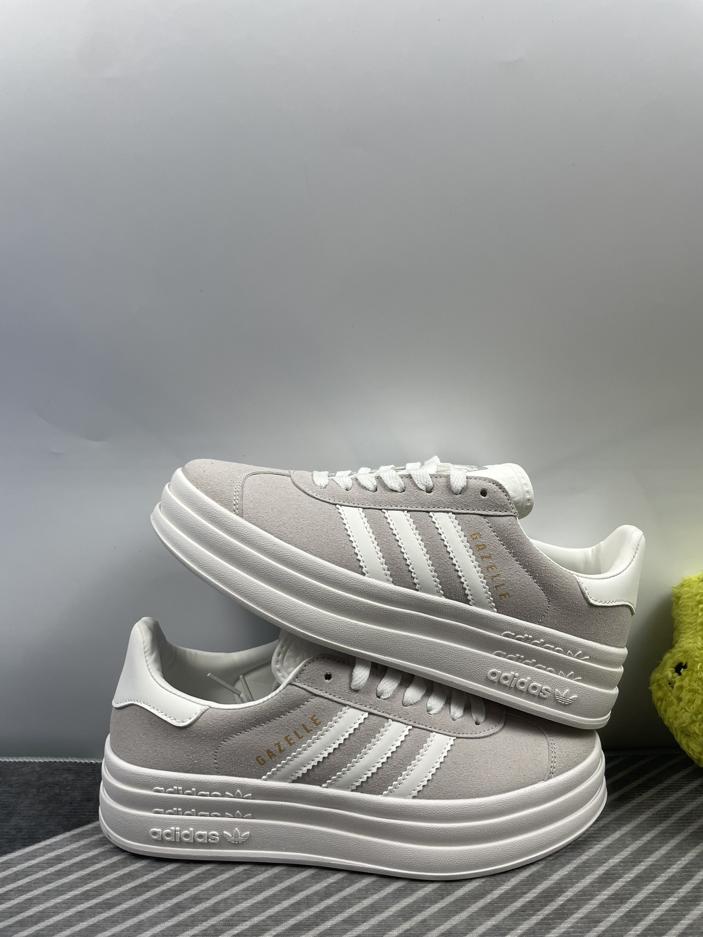 z6浅灰白36-41厚底增高透气皮现货供应