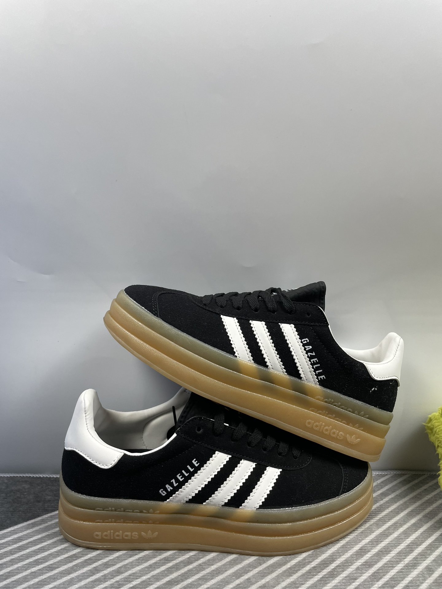 z6黑白36-41尺码厚底透气皮现货供应